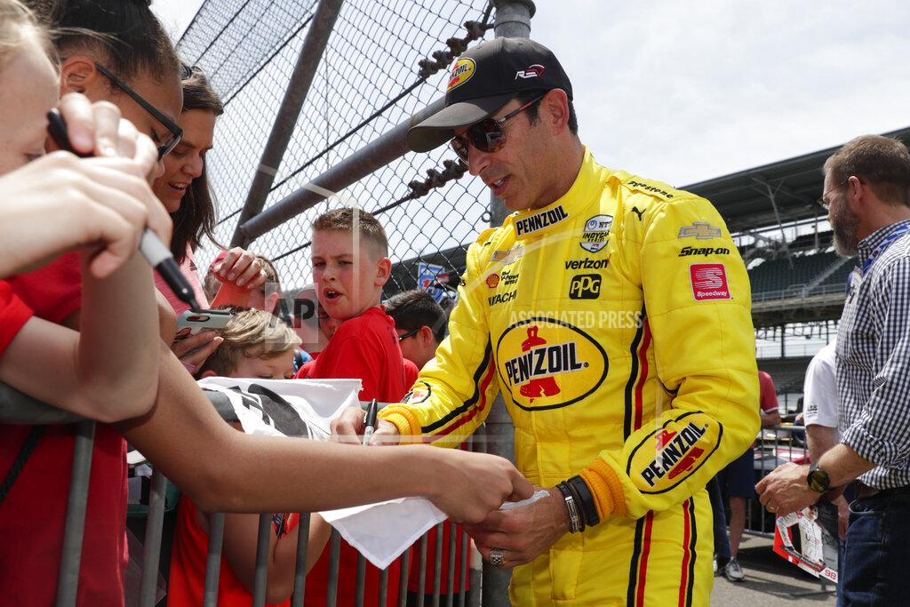 Michael Conroy Helio Castroneves, of Brazil, signs autographs for fans during practice for the Indianapolis 500 IndyCar auto race at Indianapolis Motor Speedway, Thursday, May 16, 2019 in Indianapolis. (AP Photo/Michael Conroy)
