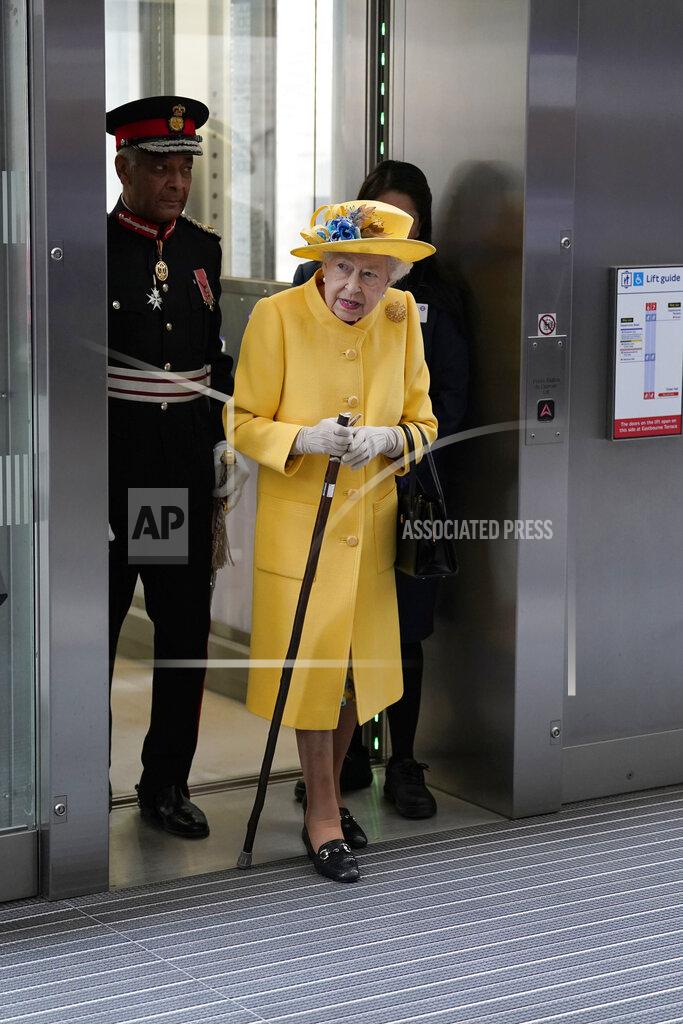 Andrew Matthews Britain's Queen Elizabeth II at Paddington station in London, Tuesday May 17, 2022, to mark the completion of London's Crossrail project. (Andrew Matthews/Pool via AP)