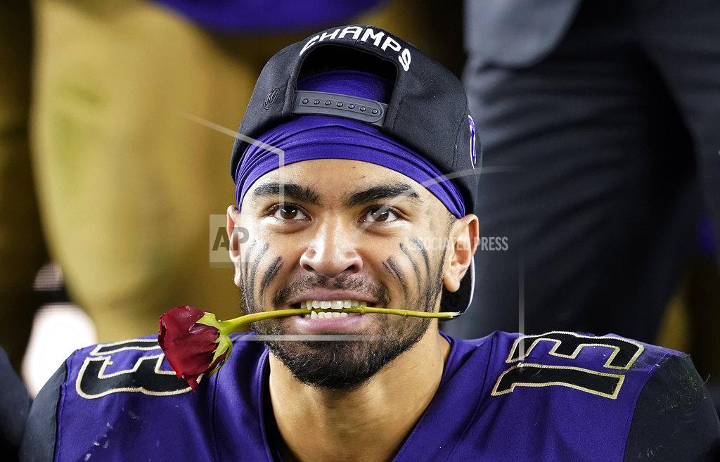 Tony Avelar Washington linebacker Brandon Wellington holds a rose in his mouth as he celebrates with teammates after Washington defeated Utah 10-3 in the Pac-12 Conference championship NCAA college football game in Santa Clara, Calif., Friday, Nov. 30, 2018. (AP Photo/Tony Avelar)
