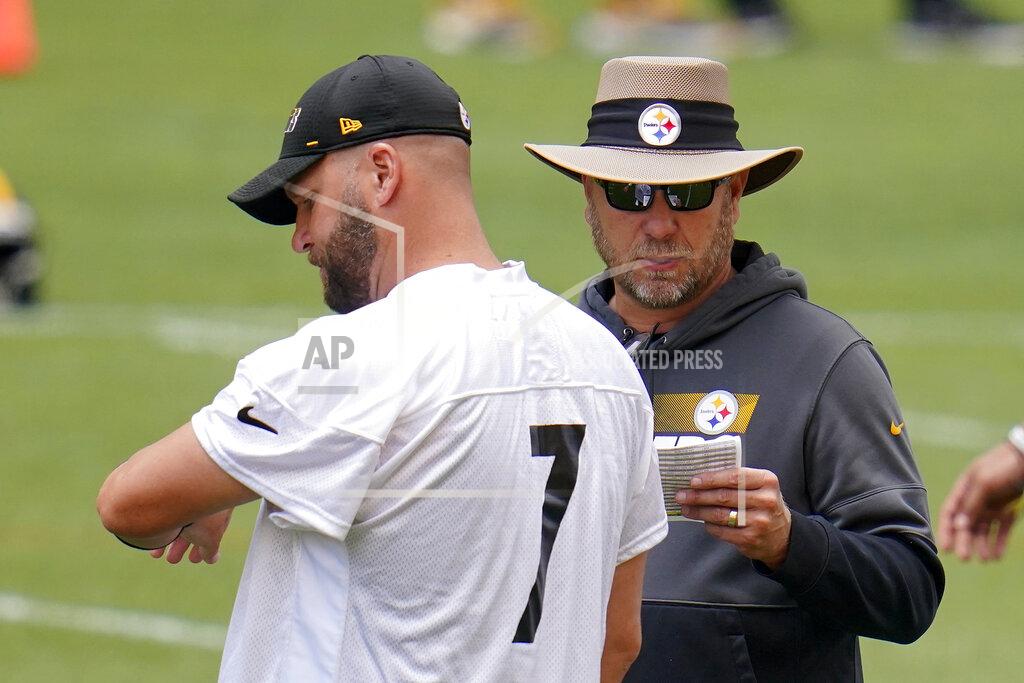 Gene J. Puskar Pittsburgh Steelers quarterback Ben Roethlisberger (7) and offensive coordinator Matt Canada talk during the team's NFL mini-camp football practice in Pittsburgh, Tuesday, June 15, 2021. (AP Photo/Gene J. Puskar)