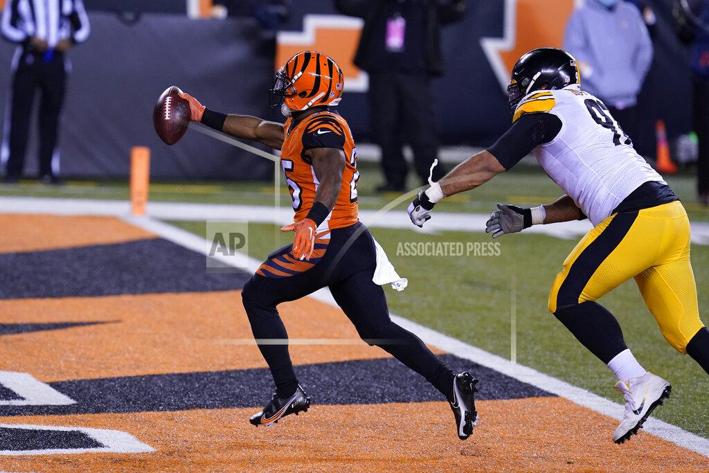 Michael Conroy Cincinnati Bengals' Giovani Bernard (25) runs past Pittsburgh Steelers' Cameron Heyward (97) for a touchdown reception during the first half of an NFL football game, Monday, Dec. 21, 2020, in Cincinnati. (AP Photo/Michael Conroy)