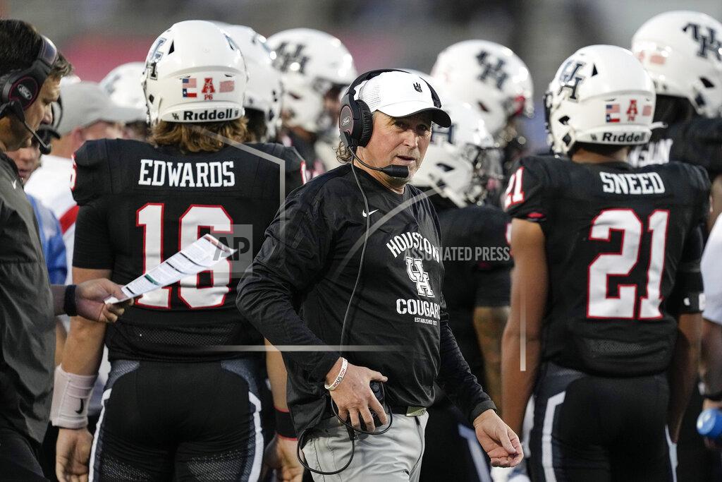 Brett Coomer Houston coach Dana Holgerson works with his team during a timeout during the second quarter of the team's NCAA college football game against Tulane on Friday, Sept. 30, 2022, in Houston. (Brett Coomer/Houston Chronicle via AP)