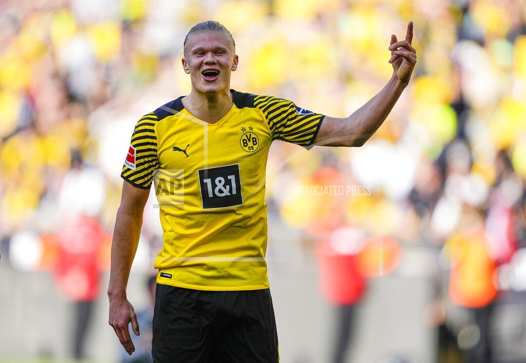 Martin Meissner Dortmund's scorer Erling Haaland celebrates with fans after winning the German Bundesliga soccer match between Borussia Dortmund and VfL Wolfsburg in Dortmund, Germany, Saturday, April 16, 2022. (AP Photo/Martin Meissner)