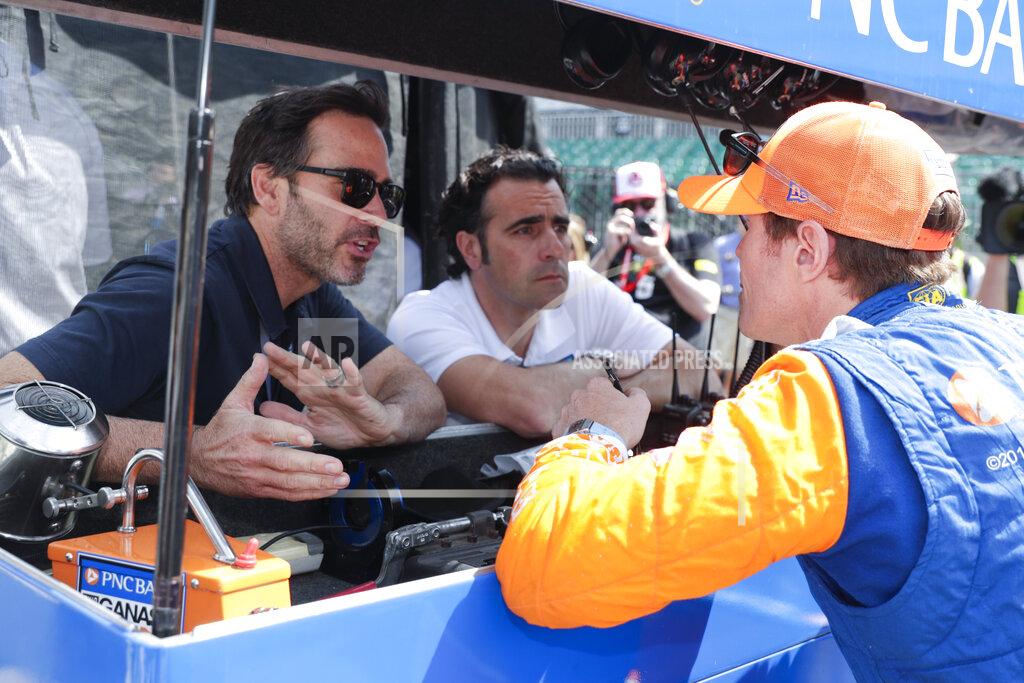 Michael Conroy Scott Dixon, of New Zealand, talks with NASCAR driver Jimmy Johnson, left, and three-time Indy 500 champion Dario Franchitti, center, during practice for the Indianapolis 500 IndyCar auto race at Indianapolis Motor Speedway, Thursday, May 16, 2019 in Indianapolis. (AP Photo/Michael Conroy)