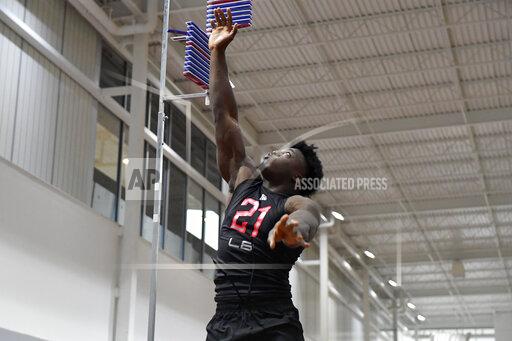 Aj Georgia Bulldogs linebacker Azeez Ojulari (21) attempts a vertical jump during the pro day event, Wednesday , March 17, 2021 in Athen, Ga. (Alika Jenner via AP)
