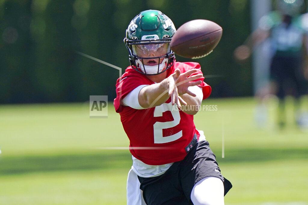 Kathy Willens New York Jets quarterback Zach Wilson looks one way while tossing the ball the opposite way during NFL football practice on Thursday, May 27, 2021, in Florham Park, N.J. (AP Photo/Kathy Willens)
