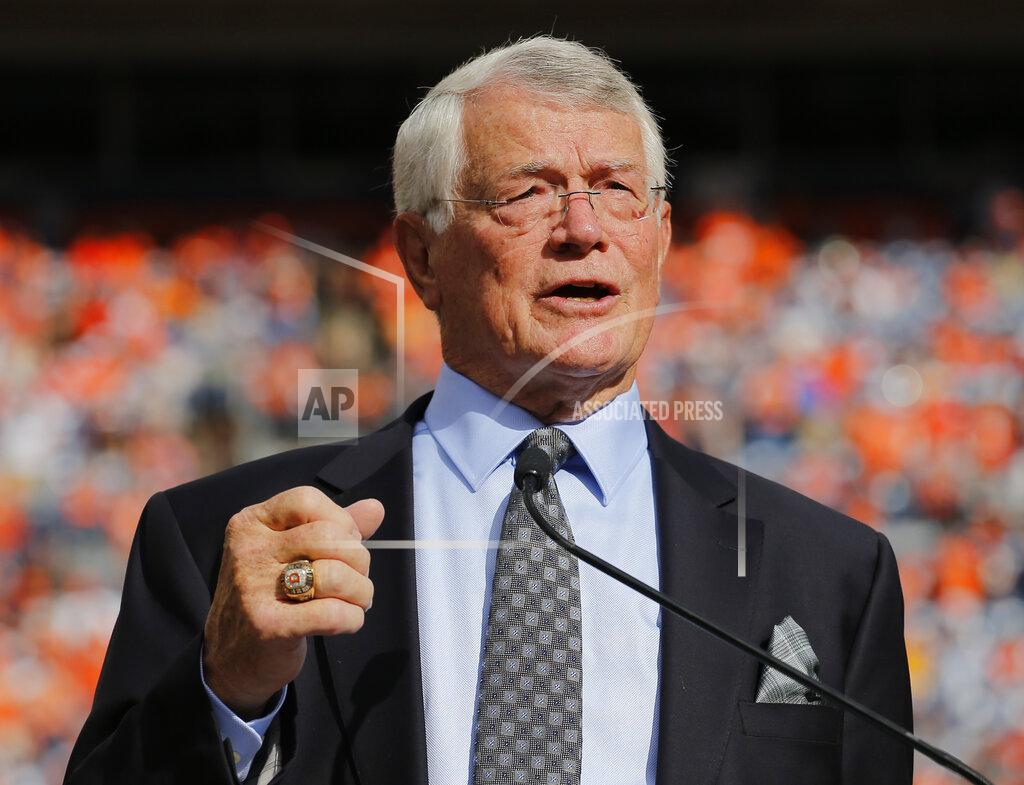 Jack Dempsey ARCHIVO - En foto del 14 de septiembre del 2014 el exentrenador de los Broncos de Denver Dan Reeves durante la ceremonia de inducción al Ring of Fame del equipo en el encuentro ante los Chiefs de Kansas City. El sábado 1 de enero del 2022 Reeves falleció a los 77 años. (AP Photo/Jack Dempsey, File)
