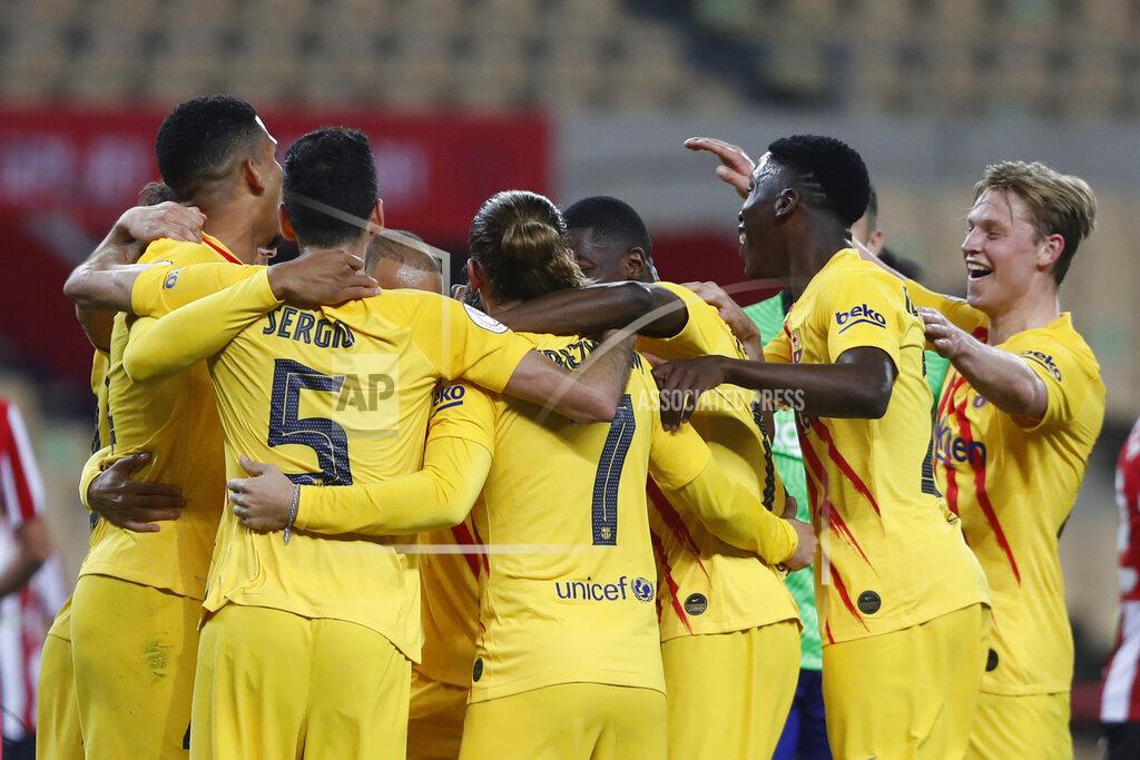Angel Fernandez Barcelona players celebrate after winning the Spanish Copa del Rey final 2021 against Athletic Bilbao at La Cartuja stadium in Seville, Spain, Saturday April 17, 2021. (AP Photo/Angel Fernandez)