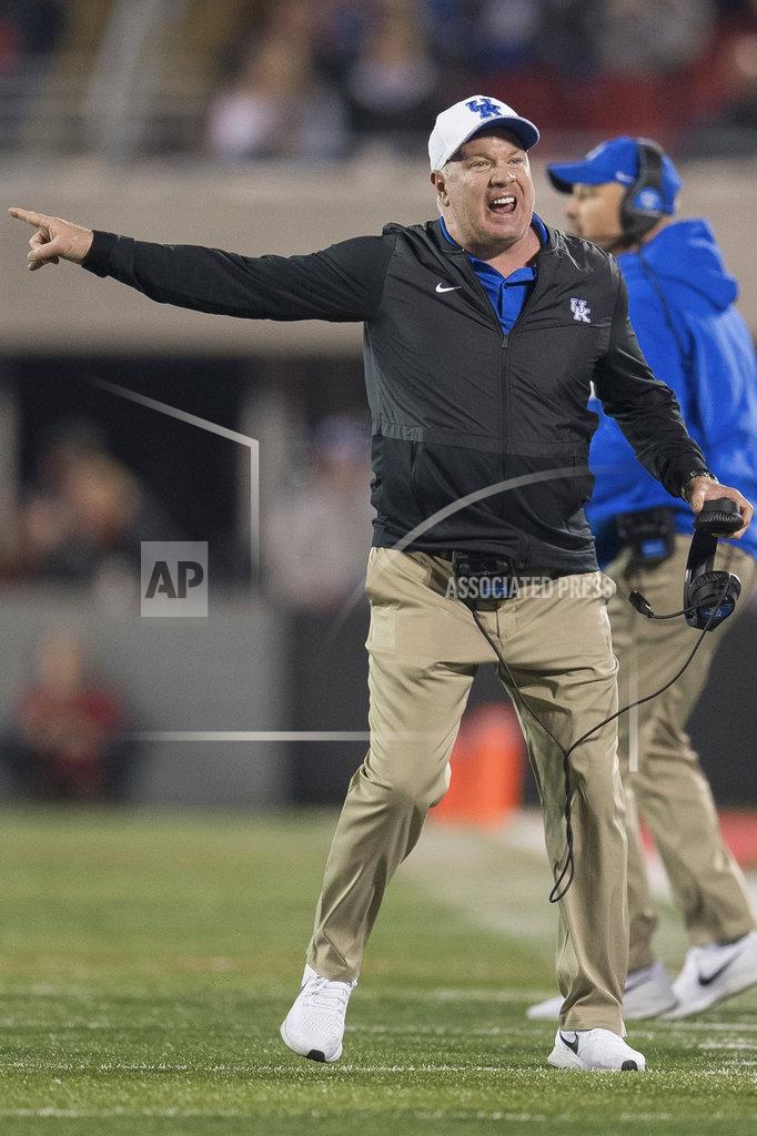 Bryan Woolston Kentucky coach Mark Stoops gestures during the second half of the team's NCAA college football game against Louisville in Louisville, Ky., Saturday, Nov. 24, 2018. (AP Photo/Bryan Woolston)