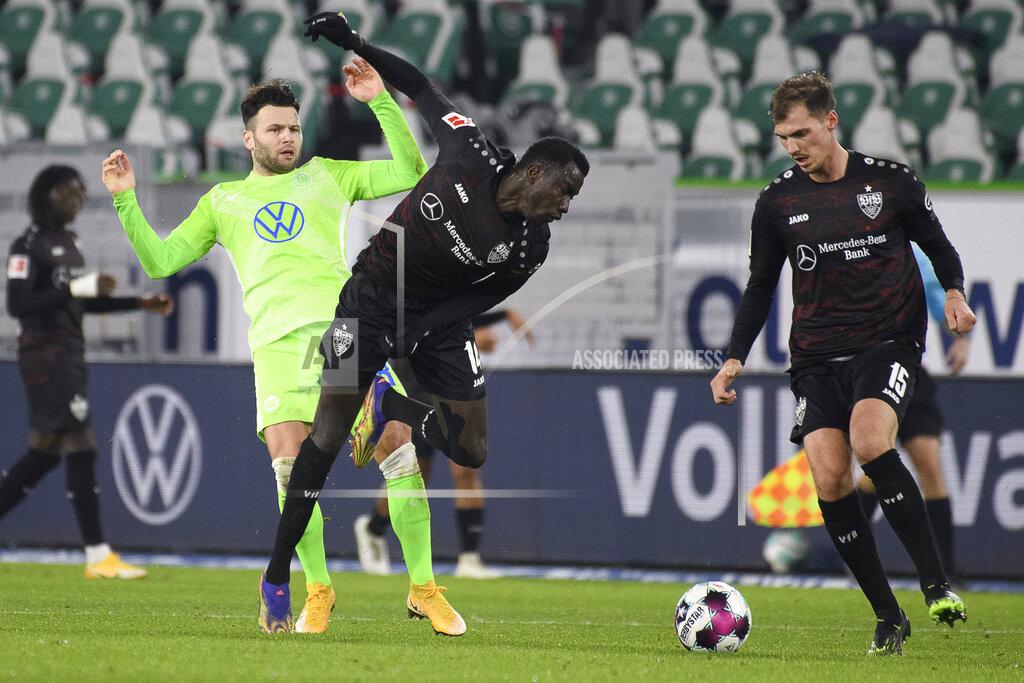Swen Pf'rtner Wolfsburg's Renato Steffen, left, plays against Stuttgart's Silas Wamangituka, center, and Pascal Stenzel during the German Bundesliga soccer match between VfL Wolfsburg and VfB Stuttgart at Volkswagen Arena in Wolfsburg, Germany, Sunday, Dec. 20, 2020. (Swen Pf'rtner/dpa via AP)