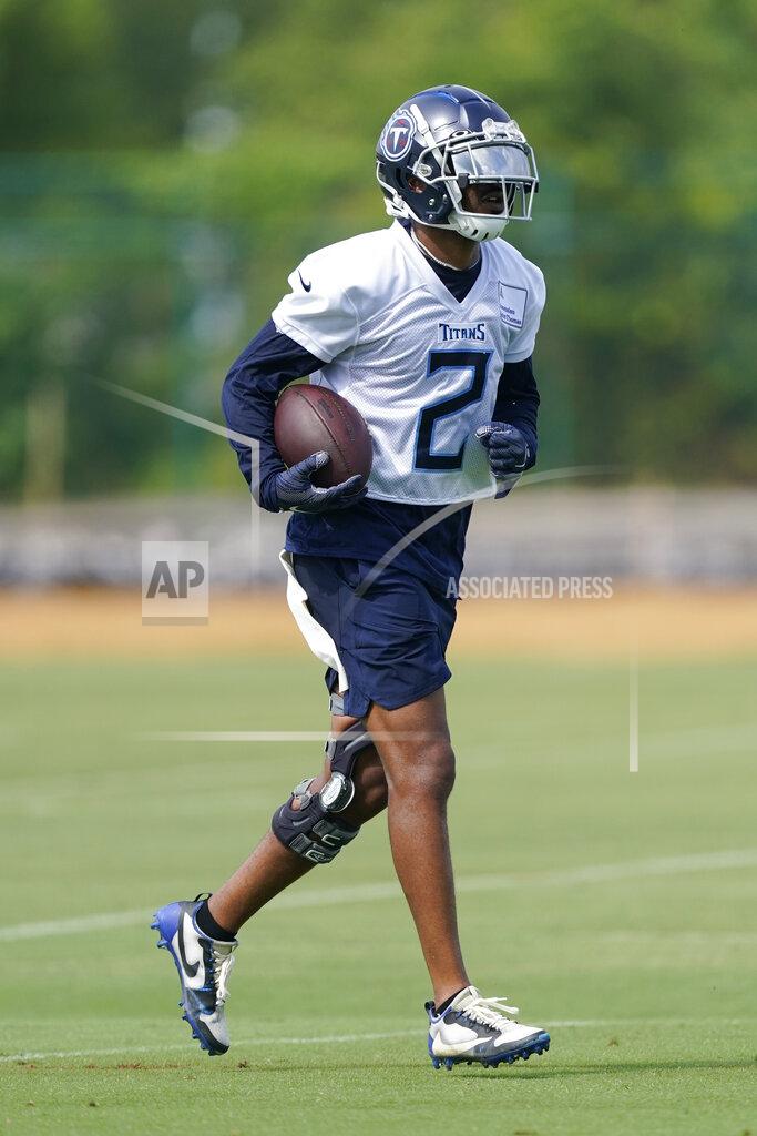 Mark Humphrey Tennessee Titans wide receiver Robert Woods takes part in a drill at the NFL football team's practice facility Tuesday, June 7, 2022, in Nashville, Tenn. Woods is among the Titans taking part in organized team activities while recovering from season-ending injuries. (AP Photo/Mark Humphrey)