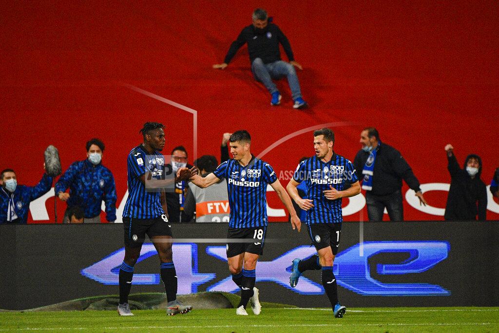 Fabrizio Corradetti/ Atalanta's Ruslan Malinovskyi, center, celebrates after scoring a goal against Juventus during the Italian Cup soccer final match between Atalanta and Juventus at the Mapei Stadium in Reggio Emilia, Italy, Wednesday, May 19, 2021. (Fabrizio Corradetti/LaPresse via AP)