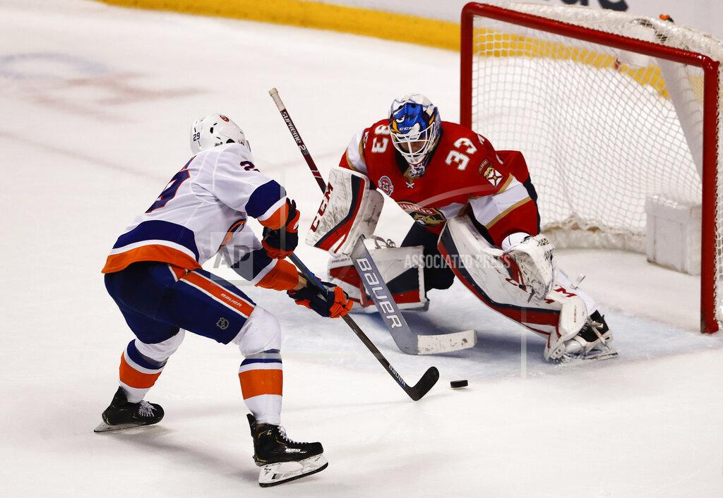 Brynn Anderson New York Islanders center Brock Nelson (29) shoots and scores against the Florida Panthers goaltender Samuel Montembeault (33) during a shootout of an NHL hockey game on Thursday, April 4, 2019, in Sunrise, Fla. (AP Photo/Brynn Anderson)