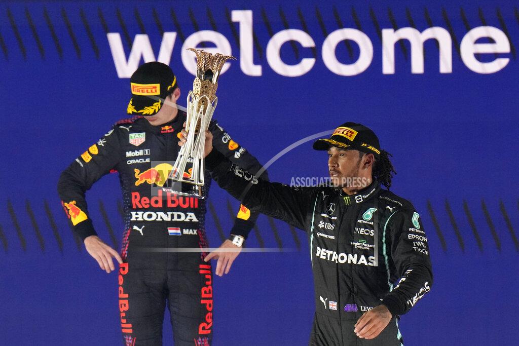 Hassan Ammar El piloto británico Lewis Hamilton de Mercedes celebra tras ganar el Gran Premio de Fórmula Uno de Arabia Saudita, junto al piloto neerlandés Max Verstappen de Red Bull, que quedó el segundo lugar, el domingo 5 de diciembre de 2021 en Yeda, Arabia Saudita. (AP Foto/Hassan Ammar)
