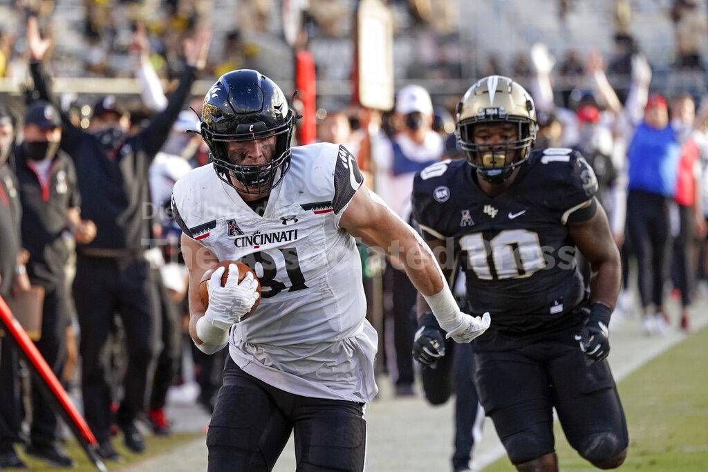 Cincinnati tight end Josh Whyle, left, outruns Central Florida linebacker Eriq Gilyard (10) on his way to a 29-yard touchdown on a pass play during the first half of an NCAA college football game, Saturday, Nov. 21, 2020, in Orlando, Fla. (AP Photo/John Raoux)
