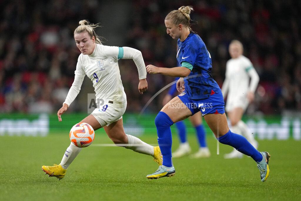 Kirsty Wigglesworth England's Lauren Hemp, left, challenges for the ball with United States' Hailie Mace during the women's friendly soccer match between England and the US at Wembley stadium in London, Friday, Oct. 7, 2022. (AP Photo/Kirsty Wigglesworth)