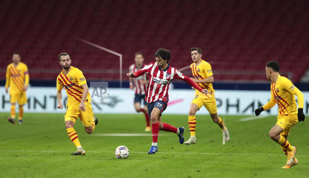 Bernat Armangue Atletico Madrid's Joao Felix runs with the ball during the Spanish La Liga soccer match between Atletico Madrid and FC Barcelona at the Wanda Metropolitano stadium in Madrid, Spain, Saturday, Nov. 21, 2020. (AP Photo/Bernat Armangue)