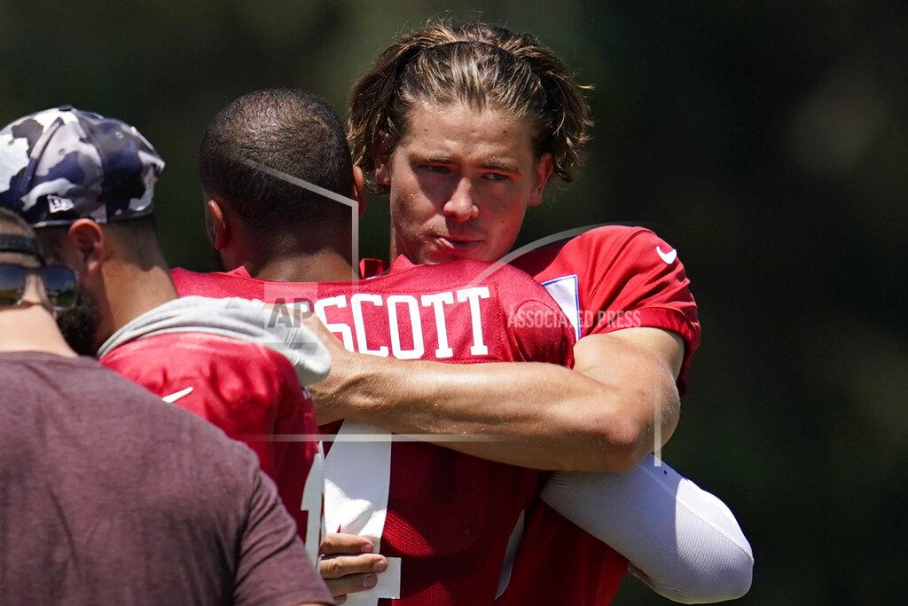 Ashley Landis Los Angeles Chargers quarterback Justin Herbert, right, and Dallas Cowboys quarterback Dak Prescott (4) participate in drills during a combined NFL practice at the Los Angeles Rams' practice facility in Costa Mesa, Calif. Thursday, Aug. 18, 2022. (AP Photo/Ashley Landis)