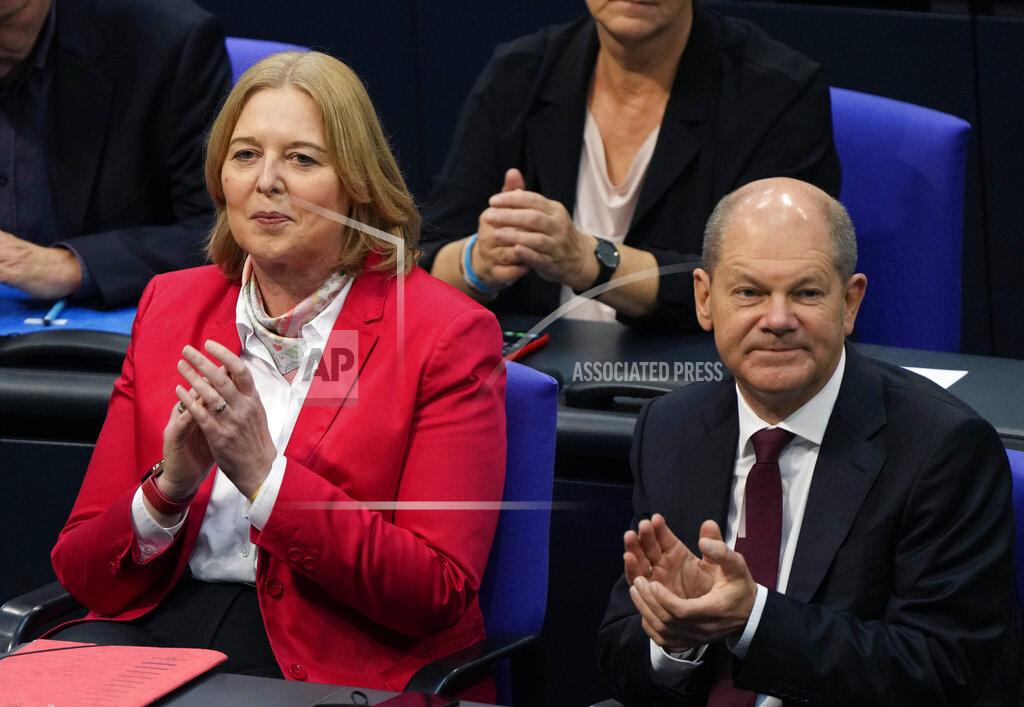 Markus Schreiber Social democratic candidate for chancellor Olaf Scholz, right, sits next to designated parliament president Baerbel Bas during the first plenary session of the German parliament Bundestag after the elections, Berlin, Tuesday, Oct. 26, 2021. (Photo/Markus Schreiber)