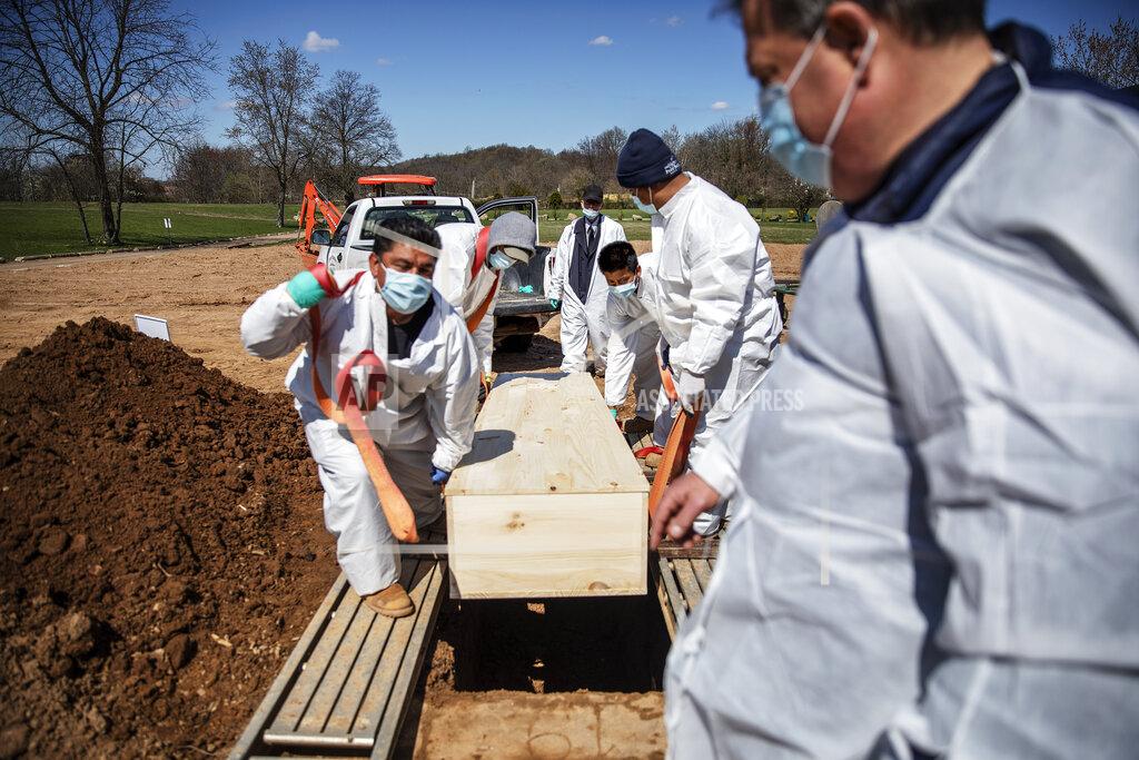 David Goldman FILE - In this April 6, 2020, file photo, gravediggers lower the casket of someone who died of coronavirus at the Hebrew Free Burial Association's cemetery in the Staten Island borough of New York. The U.S. death toll from COVID-19 has topped 500,000 — a number so staggering that a top health researchers says it is hard to imagine an American who hasn't lost a relative or doesn't know someone who died. (AP Photo/David Goldman, File)