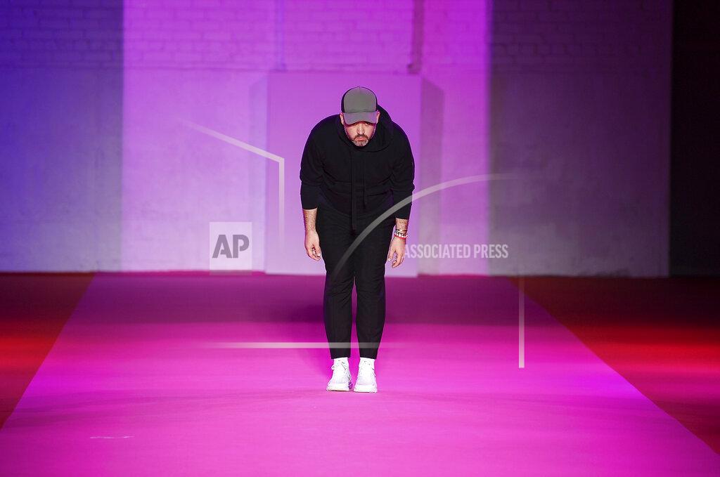 Evan Agostini Fashion designer Brandon Maxwell takes a bow after his spring/summer 2022 fashion show in the Brooklyn borough of New York during Fashion Week on Friday, Sept. 10, 2021. (Photo by Evan Agostini/Invision/AP)