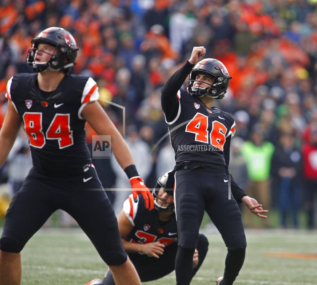 Timothy J. Gonzalez Oregon State place kicker Jordan Choukair (46) and Teagan Quitoriano (84) watch as Choukair's field goal-attempt goes wide in the first half of an NCAA college football game against Oregon in Corvallis, Ore., on Friday, Nov. 23, 2018. (AP Photo/Timothy J. Gonzalez)