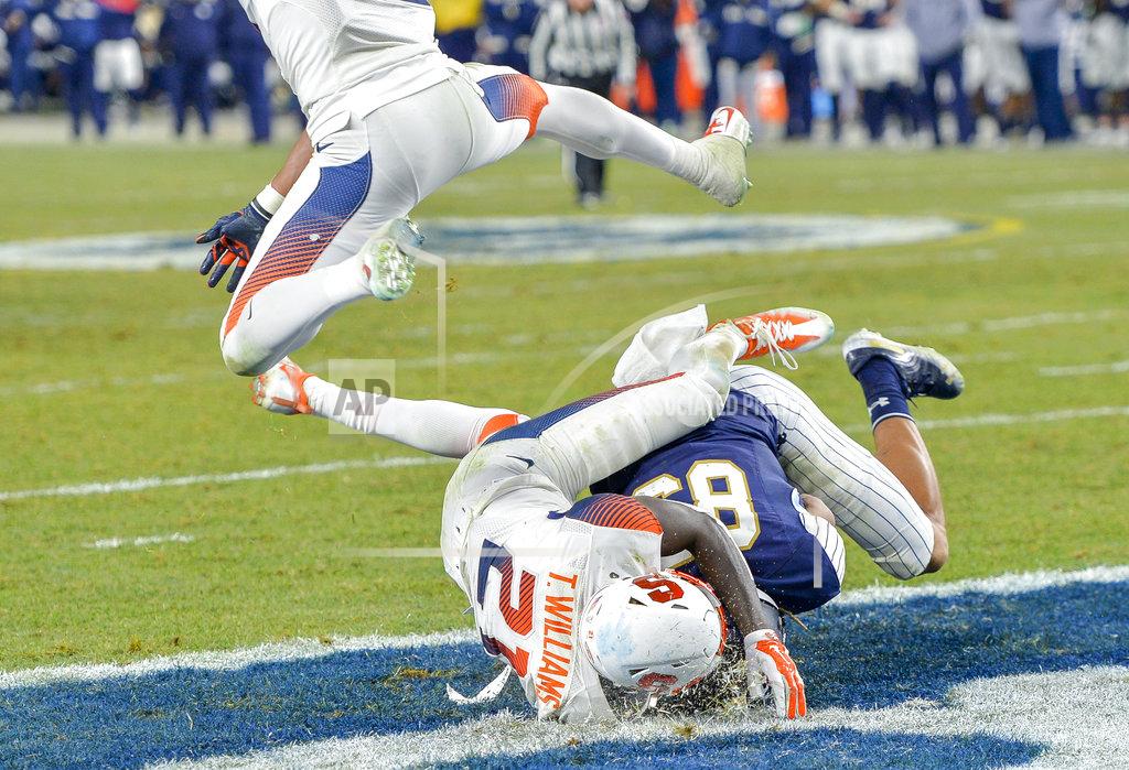 Howard Simmons Notre Dame wide receiver Chase Claypool (83) scores a touchdown against Syracuse defensive back Trill Williams (21) during an NCAA college football game, Saturday, Nov. 17, 2018, at Yankee Stadium in New York. (AP Photo/Howard Simmons)