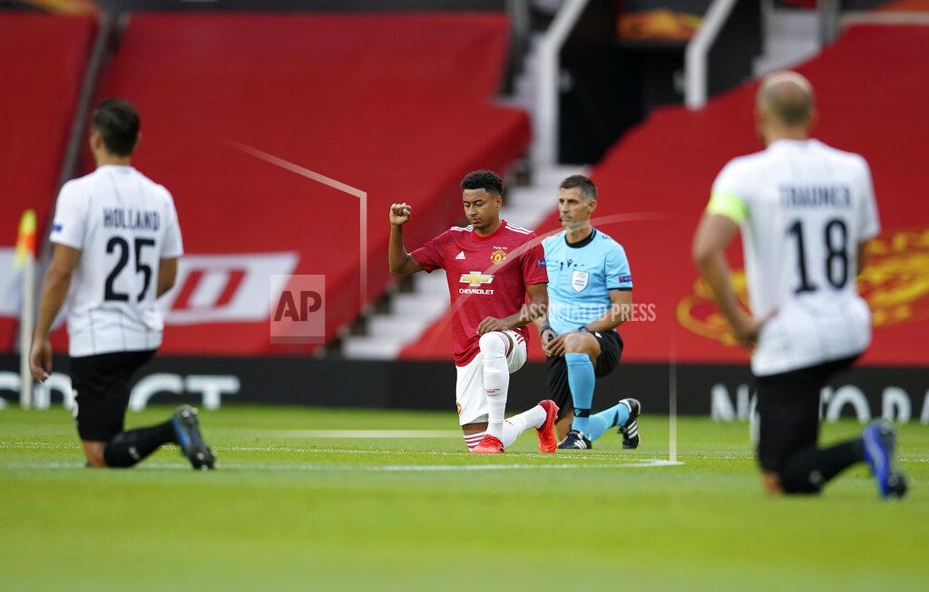 Dave Thompson Manchester United's Jesse Lindgard, centre, gestures as players kneel for Black Lives Matter ahead of the Europa League round of 16 second leg soccer match between Manchester United and LASK at Old Trafford in Manchester, England, Wednesday, Aug. 5, 2020. (AP Photo/Dave Thompson)