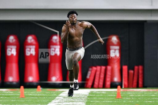 Aj Georgia Bulldogs linebacker Azeez Ojulari (21) runs the 40-yard dash during the pro day event, Wednesday , March 17, 2021 in Athen, Ga. (Alika Jenner via AP)