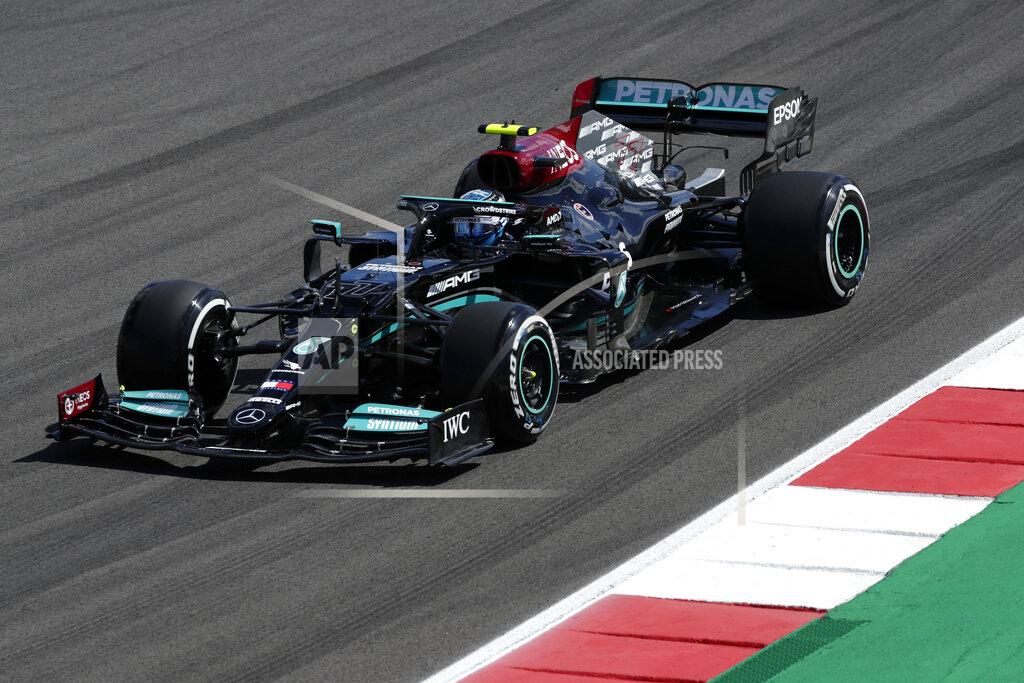 Manu Fernandez El piloto finlandés Valtteri Bottas conduce su Mercedes durante la primera sesión de práctica para el Gran Premio de Portugal de la Fórmula uno, en el Circuito Internacional Algarve cerca de Portimao, Portugal, el viernes 30 de abril de 2021. (AP Foto/Manu Fernández)