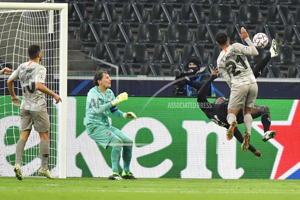 Martin Meissner Moenchengladbach's Breel Embolo, second right, scores his side's third goal during the Champions League, Group B, soccer match between Borussia Moenchengladbach and Shakhtar Donetsk at the Borussia Park in Moenchengladbach, Germany, Wednesday, Nov. 25, 2020. (AP Photo/Martin Meissner)