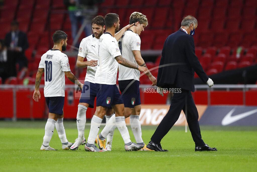 Peter Dejong Italy's Nicolo Zaniolo, right, leaves the pitch after being injured during the UEFA Nations League soccer match between The Netherlands and Italy at the Johan Cruijff ArenA in Amsterdam, Netherlands, Monday, Sept. 7, 2020. (AP Photo/Peter Dejong)