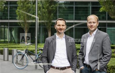 Marco Hinz (Chief Operating Officer) and Oliver Schimek (Chief Executive Officer & Founder), CrossLend GmbH (Photo: Business Wire)