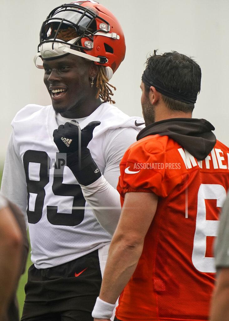 Tony Dejak Cleveland Browns tight end David Njoku, left, talks with quarterback Baker Mayfield during an NFL football practice, Thursday, July 29, 2021, in Berea, Ohio. (AP Photo/Tony Dejak)