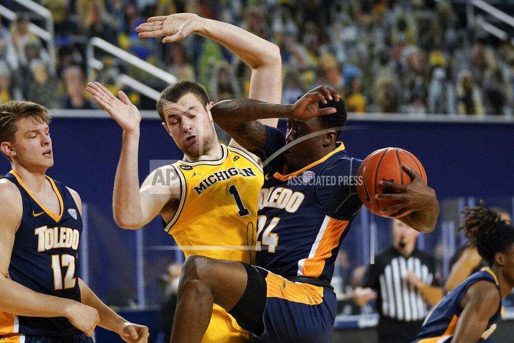 Paul Sancya Michigan center Hunter Dickinson (1) defends Toledo guard Keshaun Saunders (24) in the second half of an NCAA college basketball game in Ann Arbor, Mich., Wednesday, Dec. 9, 2020. (AP Photo/Paul Sancya)