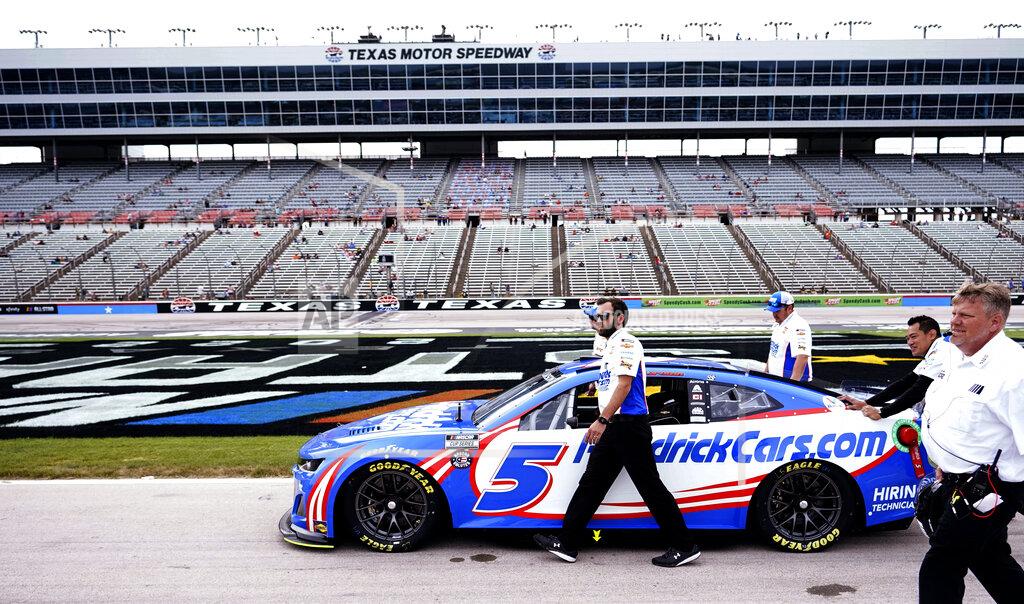 Lm Otero The crew pushes Kyle Larson's car along pit road during qualifying for the NASCAR All Star auto race at Texas Motor Speedway in Fort Worth, Texas, Saturday, May 21, 2022. (AP Photo/LM Otero)