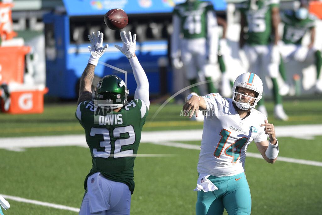 Bill Kostroun Ashtyn Davis (32), izquierda, de los Jets de Nueva York, trata de bloquear un pase del quarterback Ryan Fitzpatrick, de los Dolphins de Miami, en el duelo de NFL del domingo 29 de noviembre de 2020, en East Rutherford, Nueva Jersey. (AP Foto/Bill Kostroun)