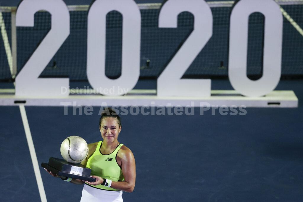 Heather Watson of Great Britain poses with her trophy after winning in her women's final match against Canada's Leylah Fernandez at the Mexican Tennis Open in Acapulco, Mexico, Saturday, Feb. 29, 2020.(AP Photo/Rebecca Blackwell)