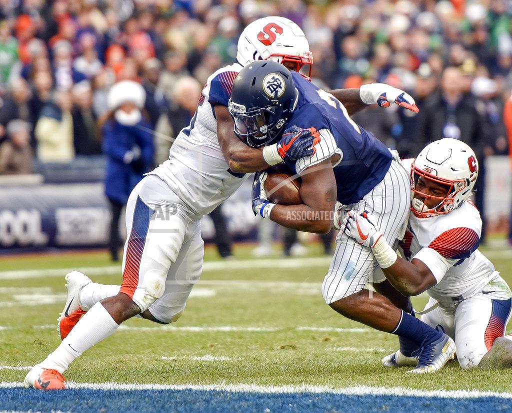Howard Simmons Notre Dame running back Dexter Williams, center, crosses the goal line to score the first half of an NCAA college football game against Syracuse, Saturday, Nov. 17, 2018, at Yankee Stadium in New York. (AP Photo/Howard Simmons)