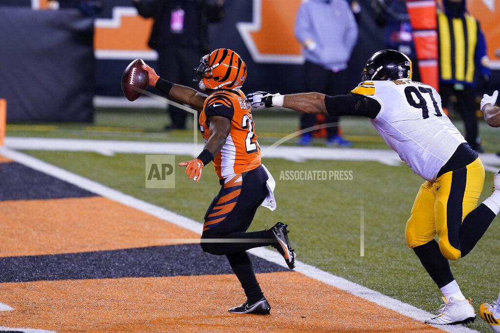 Michael Conroy Cincinnati Bengals' Giovani Bernard (25) runs past Pittsburgh Steelers' Cameron Heyward (97) for a touchdown reception during the first half of an NFL football game, Monday, Dec. 21, 2020, in Cincinnati. (AP Photo/Michael Conroy)