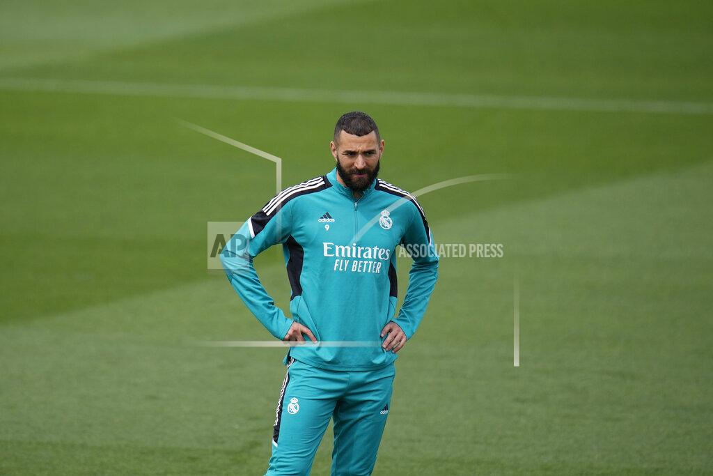 Manu Fernandez Real Madrid's Karim Benzema stands on the pitch during a Media Opening day training session in Madrid, Spain, Tuesday, May 24, 2022. Real Madrid will play Liverpool in Saturday's Champions League soccer final in Paris. (AP Photo/Manu Fernandez)