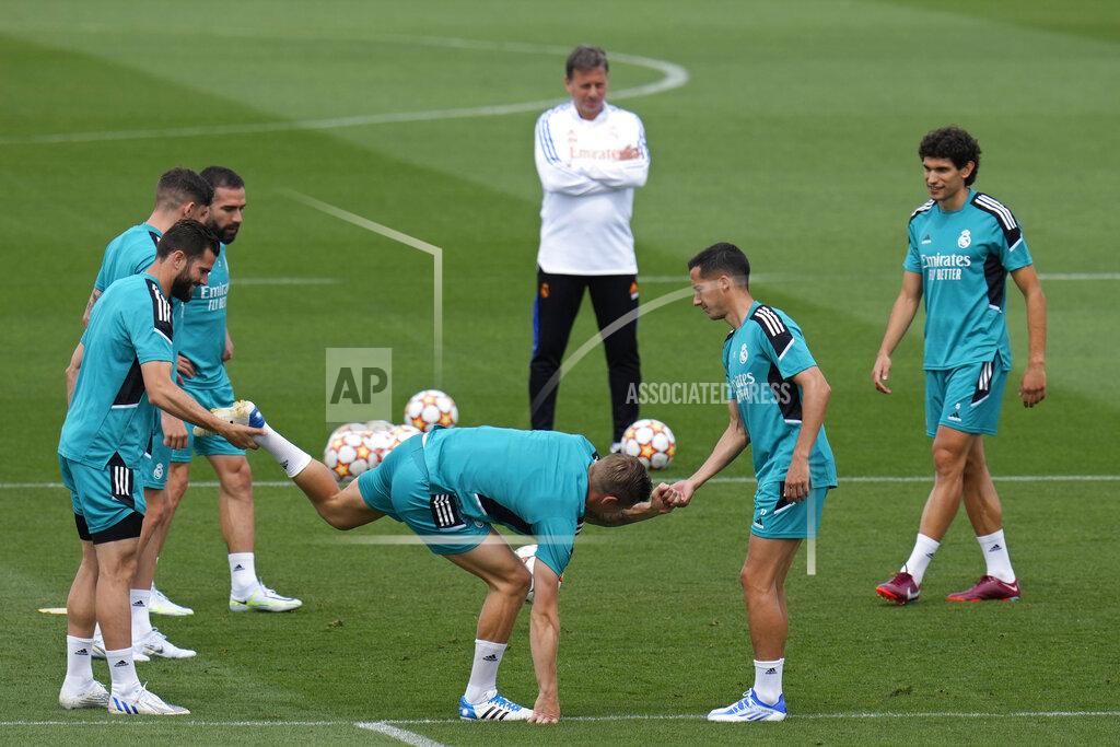 Manu Fernandez Real Madrid's Toni Kroos, lower centre, trains with team mates during a Media Opening day training session in Madrid, Spain, Tuesday, May 24, 2022. Real Madrid will play Liverpool in Saturday's Champions League soccer final in Paris. (AP Photo/Manu Fernandez)