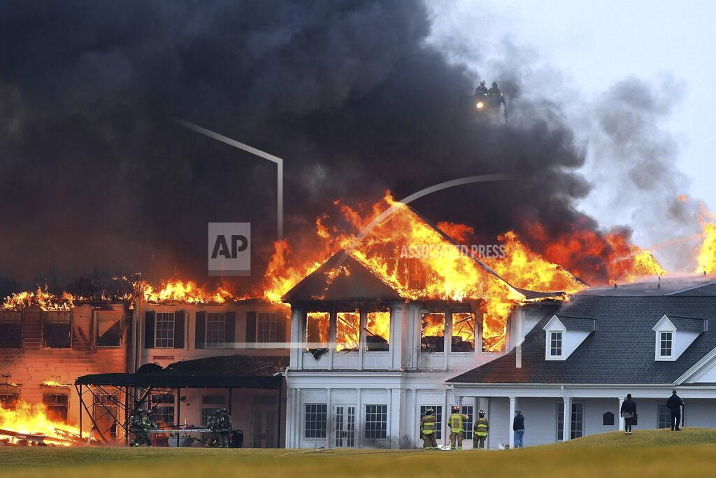 Daniel Mears A fire burns at the main building at Oakland Hills Country Club in Bloomfield Township, Mich., on Thursday, Feb. 17, 2022. Firefighters battled a blaze at a more than century-old country club Thursday in suburban Detroit that's hosted several major golf tournaments and is one of Michigan’s most exclusive golf clubs.(Daniel Mears /Detroit News via AP)