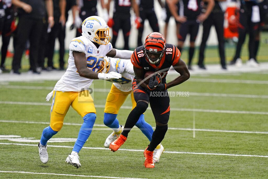 Bryan Woolston Cincinnati Bengals' A.J. Green (18) makes a catch against Los Angeles Chargers' Casey Hayward (26) during the first half of an NFL football game, Sunday, Sept. 13, 2020, in Cincinnati. (AP Photo/Bryan Woolston)