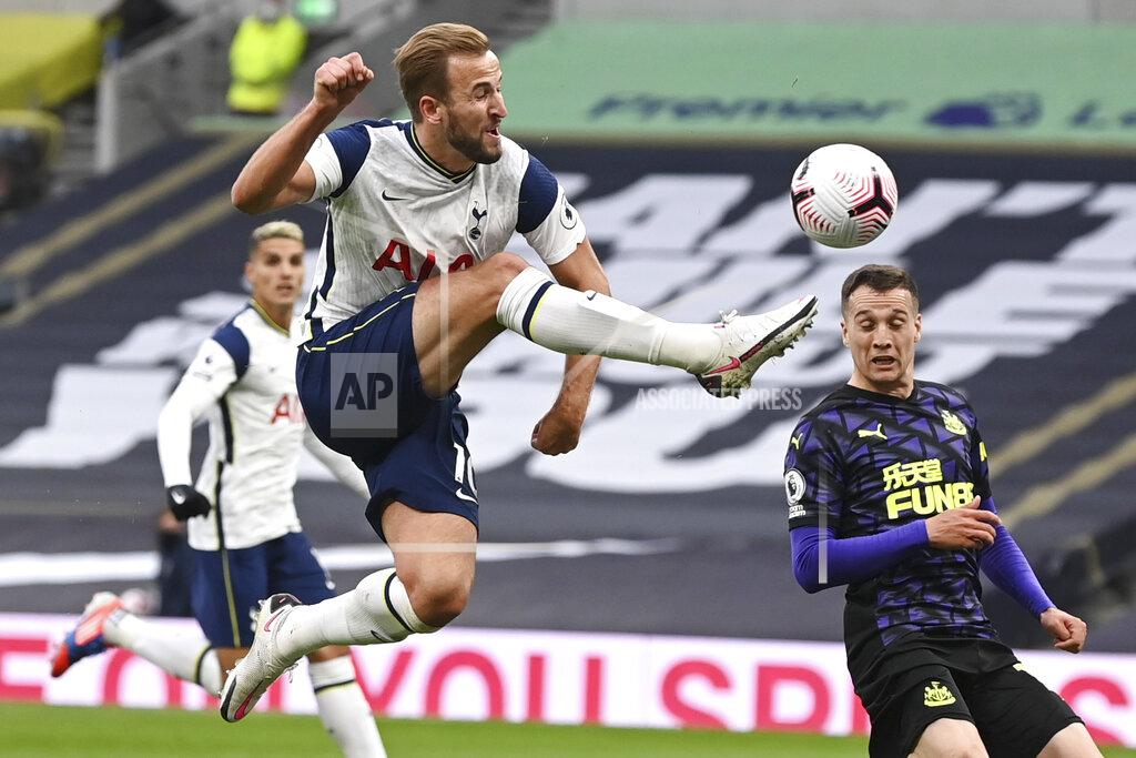 Daniel Leal-Olivas Tottenham's Harry Kane, left, controls the ball during the English Premier League soccer match between Tottenham and Newcastle at the Tottenham Hotspur Stadium in London, Sunday, Sept. 27, 2020. (Daniel Leal-Olivas/Pool via AP)