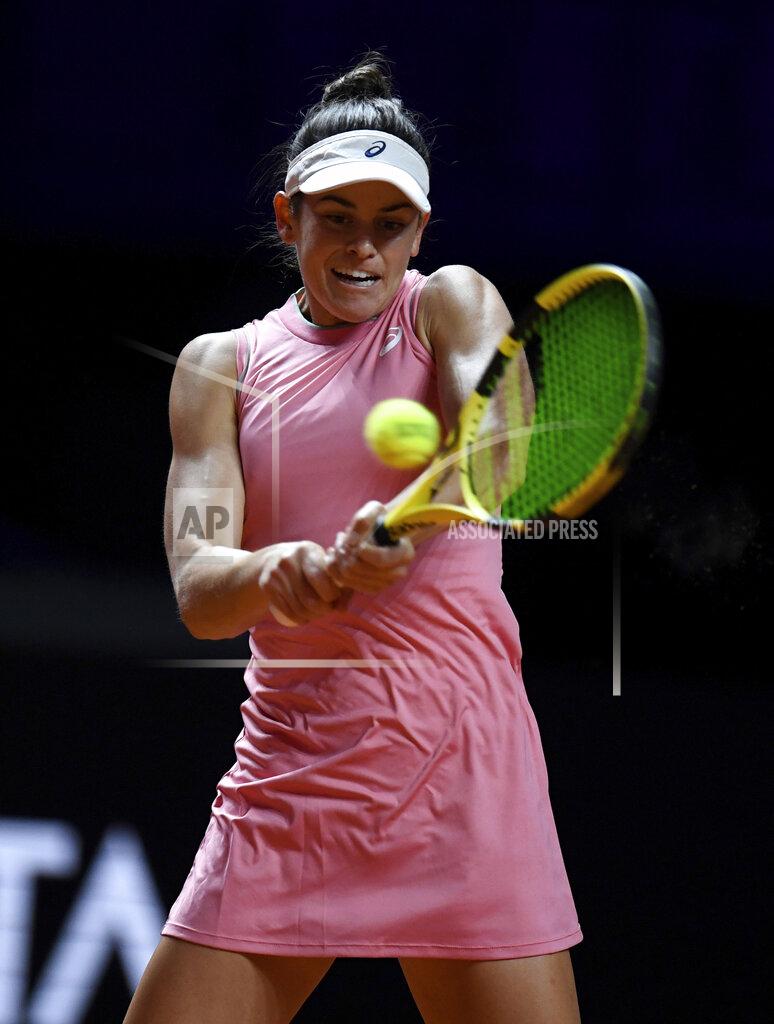 Thomas Kienzle Jennifer Brady of the United States returns to Petra Kvitova of the Czech Republic during their match at the WTA tennis tournament in Stuttgart, Germany, Tuesday, April 20, 2021. (Thomas Kienzle/Pool via AP)