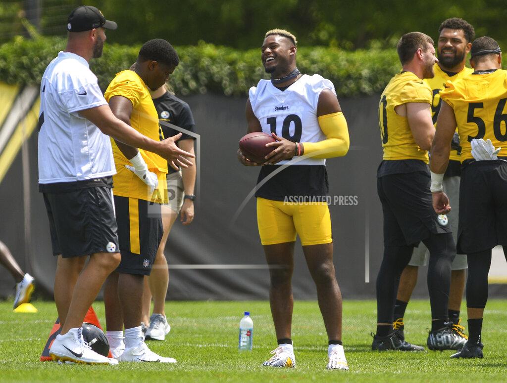 Steve Mellon Pittsburgh Steelers wide receiver Juju Smith-Schuster (19) jokes with quarterback Ben Roethlisberger, left, during the NFL football team's training camp in Pittsburgh on Friday, July 23, 2021. (Steve Mellon/Pittsburgh Post-Gazette via AP)