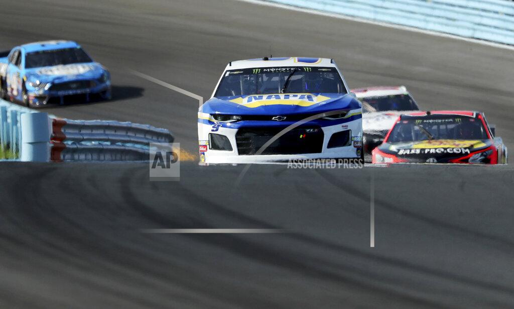 John Munson Eventual winner Chase Elliott leads midway through the race during a NASCAR Cup Series auto race at Watkins Glen International, Sunday, Aug. 4, 2019, in Watkins Glen, N.Y. (AP Photo/John Munson)