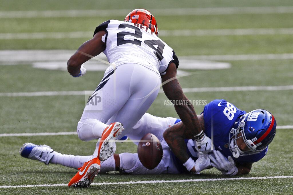 Aaron Doster New York Giants tight end Evan Engram (88) fumbles the ball before Cincinnati Bengals strong safety Vonn Bell (24) recovers it during the first half of NFL football game, Sunday, Nov. 29, 2020, in Cincinnati. (AP Photo/Aaron Doster)