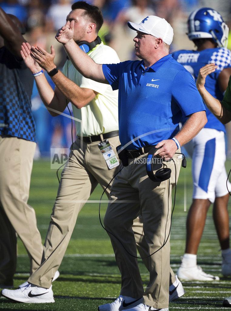 Bryan Woolston Kentucky head coach Mark Stoops shouts directions to his team during the second half of an NCAA college football game against Central Michigan in Lexington, Ky., Saturday, Sept. 1, 2018. (AP Photo/Bryan Woolston)